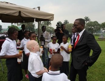 Kinshasa : le ministre de l’EPS-INC lance la rentrée scolaire et remet des bâtiments scolaires de l’EP de Maluku